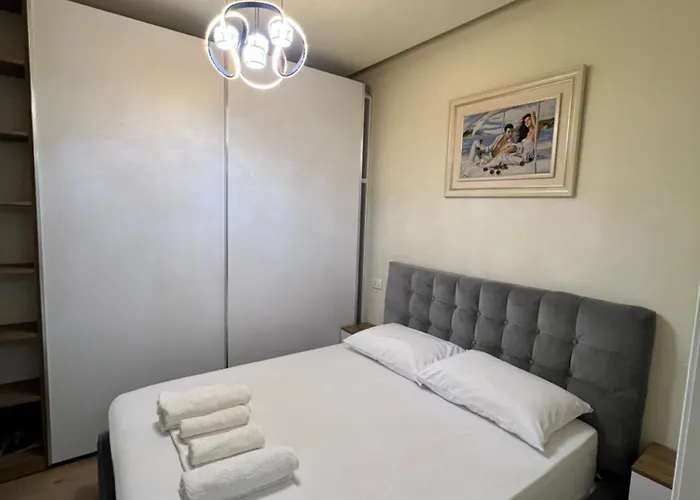 Condor Center Luxury 5 * 地拉那