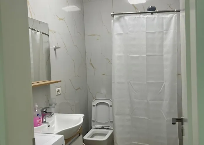 Condor Center Luxury 5 * 地拉那